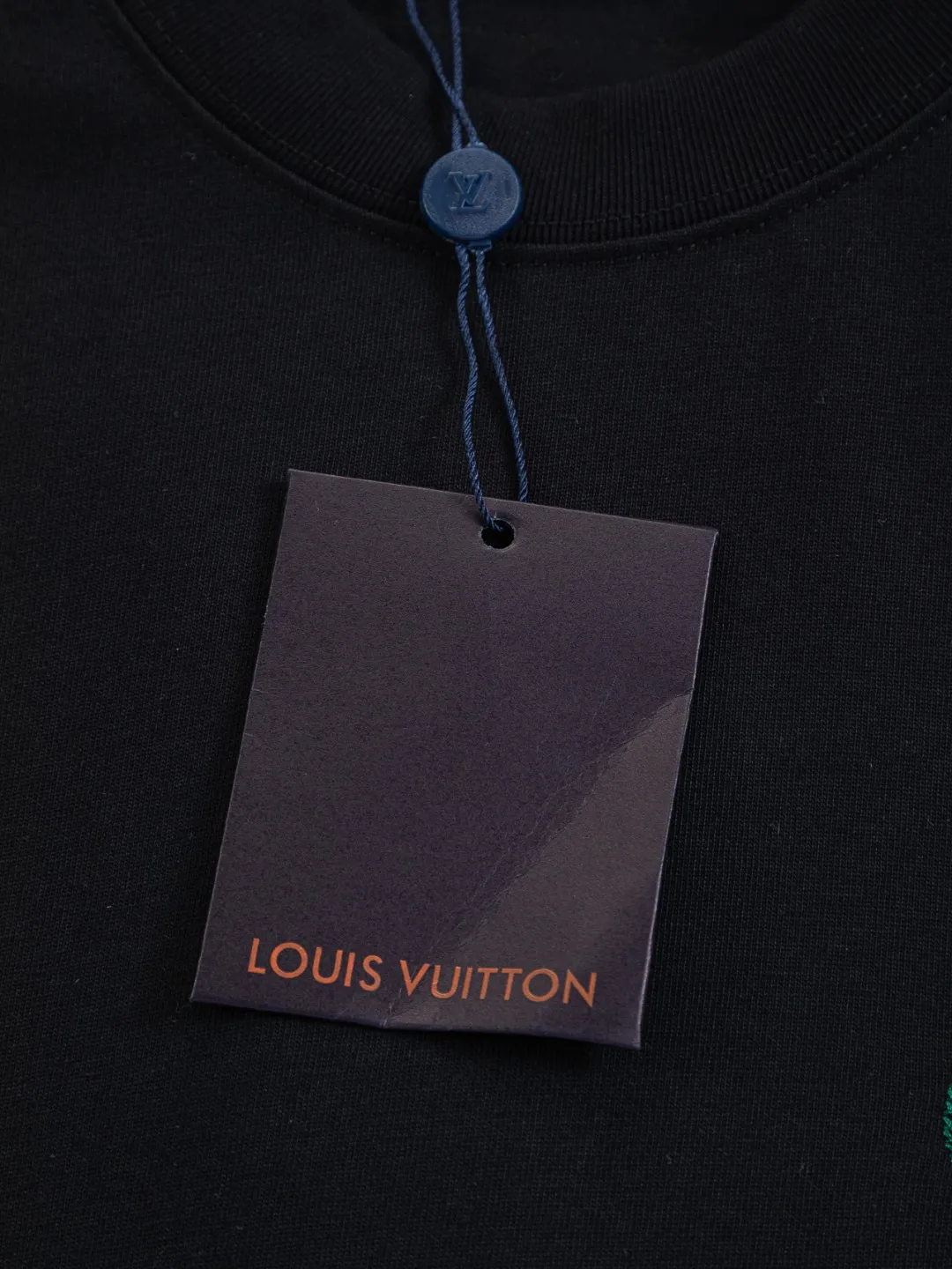 🅿️190 Louis Vuitton 1V LV lv micro-wide version S-XL LV 26ss new products are available at the counter simultaneously. Multiple craftsmanship. Colorful 🍀four-leaf clover🪡embroidery on the chest. Straight color four-leaf clover🍀🪡embroidered logo on the back. Round neck short-sleeved T-shirt, same style for men and women! Consigned to one-to-one creation. Synchronized with the official website, pure cotton fabrics at the counter! It is close to the skin and comfortable, durable and easy to wear. It has a classic and simple logo design and meticulous original craftsmanship. Short-sleeves, a must-have item for men, do not appear to be the same for the general public, but must be unique and eye-catching. This LV short-sleeve is all about quality, comfort, the same shape and fashion as always, including fabrics and cutting techniques. All of them have been made with great effort! 320 grams of washed pure cotton fabric, pure cotton is breathable, very refreshing and comfortable for daily wear. The rib knitting on the neckline is smooth and tight, and the neckline will not be skewed if you toss it at will. The loose version, you will find that it looks really good on the upper body. The overall is minimalist and neat, super versatile for daily use! Pair it casually with a pair of pants for a youthful look. A T-shirt will make your outfit crazy. It is a fashionable item that can never go wrong! Color: Black White Size: S-XL Size chart: S: Shoulder width 50-Bust 56-Length 70 M: Shoulder width 52-Bust 57-Length 72 L: Shoulder width 54-Bust 59-Length 74 XL: Shoulder width 56-Bust 62-Length 76